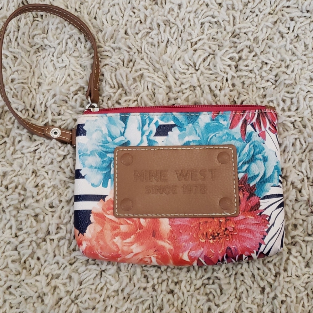 👌Nine west wrist purse.